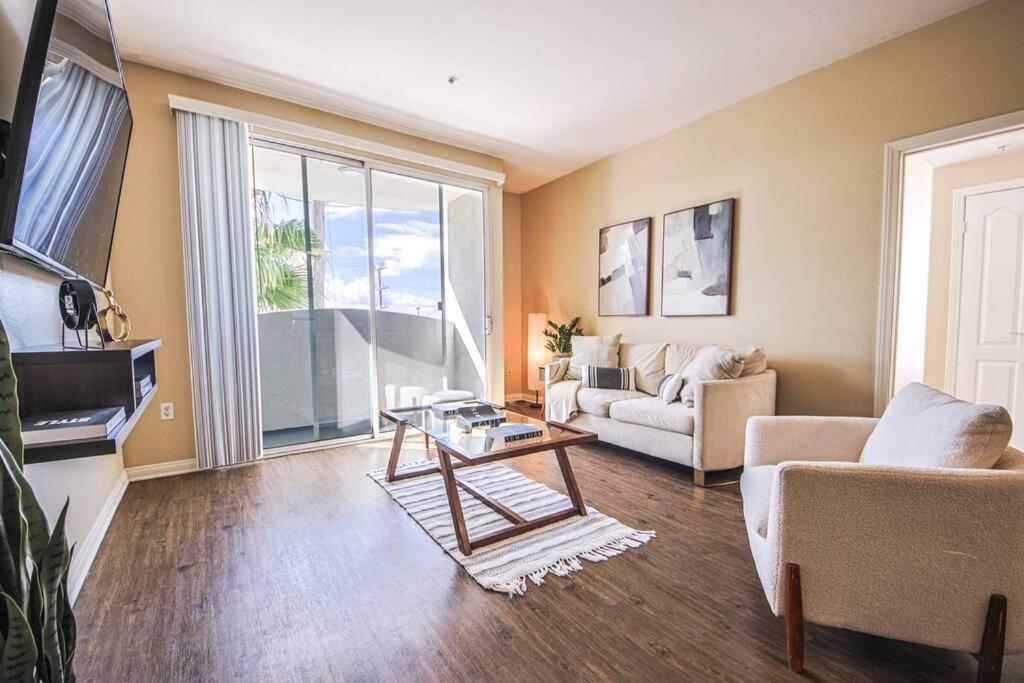 Outstanding 2bdr Near Venice - Gym-pool-free Parking Apartment Los Angeles